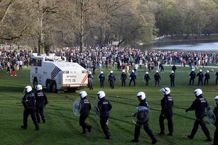 Flere deltagere i det, der viste sig at være en falsk festival foranlediget af en aprilsnar på sociale medier, blev anholdt af politiet, efter det kom til sammenstød. Foto: Francois Walschaerts/Ritzau Scanpix