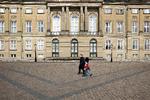 Amalienborg Slotsplads skal hurtigst muligt igen fyldes med turister, mener Konservatives formand, Søren Pape Poulsen, der gerne ser det tilladt for vaccinerede udlændinge at besøge Danmark, så turisterhvervet igen kan tjene penge. Foto: Peter Hove Olesen/POLFOTO