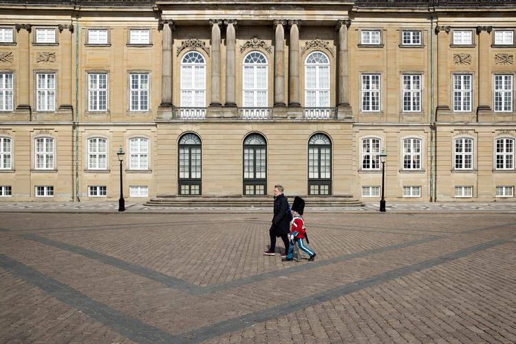 Amalienborg Slotsplads skal hurtigst muligt igen fyldes med turister, mener Konservatives formand, Søren Pape Poulsen, der gerne ser det tilladt for vaccinerede udlændinge at besøge Danmark, så turisterhvervet igen kan tjene penge. Foto: Peter Hove Olesen/POLFOTO
