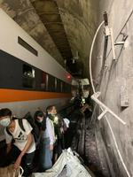 Et tog kolliderede tilsyneladende med en lastbil inde i en tunnel i Taiwan og kørte af sporet. Om bord var omkring 350 personer, hvoraf mindst 36 frygtes dræbt. Foto: Handout/Ritzau Scanpix