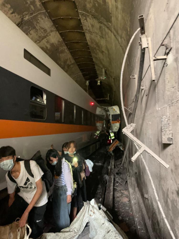 Et tog kolliderede tilsyneladende med en lastbil inde i en tunnel i Taiwan og kørte af sporet. Om bord var omkring 350 personer, hvoraf mindst 36 frygtes dræbt. Foto: Handout/Ritzau Scanpix