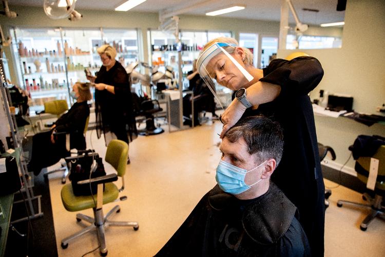 Fra på tirsdag kan du igen blive klippet i det meste af landet. Billedet her er fra Bornholm, hvor man allerede fra 1. marts kunne få lov til at få flyttet ørerne.  Foto: Finn Frandsen/POLFOTO