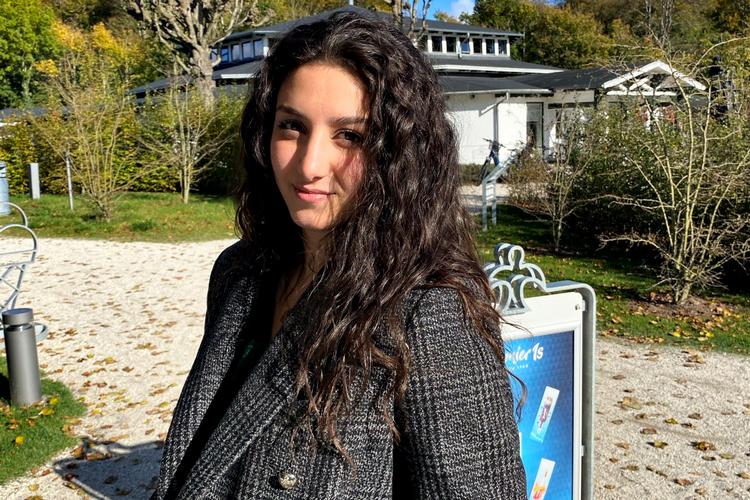 »Jeg er ked af det, men jeg er også sur. Jeg er vred. Jeg forstår ikke, at de danske myndigheder vil sende mig et sted hen, som alle synes, er farligt. Ingen andre europæiske lande gør det. USA gør det ikke. Danmark er det eneste land, der gør det«, siger Aya Abu-Daher. (Privatfoto) 