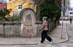 En eller flere personer har malet på muren ud til Hasserisgade og smidt rødt maling. I området var der klistret løbesedler fra Nordfront med anti-jødiske udsagn. Foto: Henning Bagger/Ritzau Scanpix