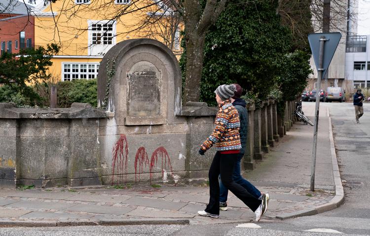En eller flere personer har malet på muren ud til Hasserisgade og smidt rødt maling. I området var der klistret løbesedler fra Nordfront med anti-jødiske udsagn. Foto: Henning Bagger/Ritzau Scanpix
