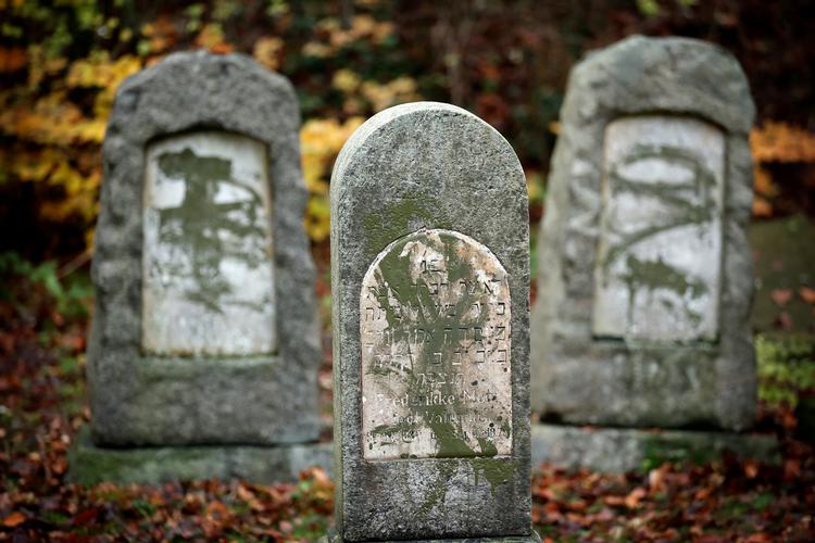 På årsdagen for Krystalnatten i november 2019 blev mere end 80 gravsten overhældt med maling på den jødiske gravplads Østre Kirkegård i Randers.  Foto: Jens Dresling/POLFOTO