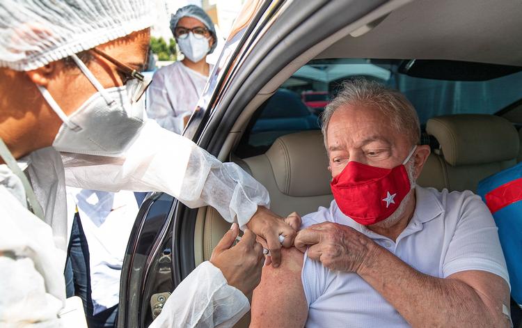 Brasiliens tidligere præsident Lula fik 13. marts den første af to coronavacciner og kan være på stemmesedlen, når det coronaplagede land til næste år afholder præsidentvalg. Arkivfoto Handout