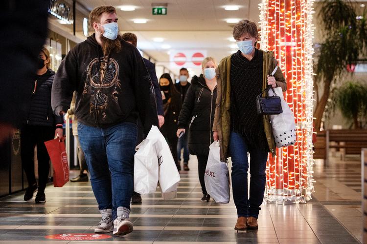 Der var stor travlhed og mange mennesker i Rødovre Centrum, i timerne efter at statsminister Mette Frederiksen (S) før jul havde bebudet en nedlukning, der blandt andet betyder, at storcentre skulle holde lukket fra torsdag og frem til 3. januar. Nu må kommunen vente lidt længere på at genåbne på grund af høje smittetal. Foto: Martin Lehmann