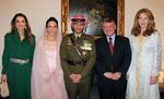 Brødrene Hamza og kong Abdullah (nr. 2 fra højre) ligger i strid, efter at kongen har sat sin storebror i husarrest. Her ses de sammen med deres ægtefæller dronning Rania (tv.) og prinsesse Basma Otoum (nr. 2 fra venstre) samt Hamzas mor, dronning Noor (th.) ved Hamza og Basma Otoums bryllup i 2012. Foto: Yousef Allan/Ritzau Scanpix