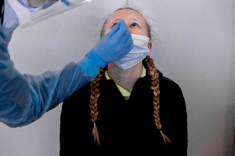 Test er et vigtigt værktøj for at holde smitten nede, og et negativt testsvar er en af vejene til det blå stempel i coronapasset. Foto: Mads Nissen/POLFOTO