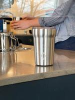 En række cafeer som f.eks. Coffee Collective i København gør det muligt for kunder at vælge genbrugelige kopper til to go-kaffen. Foto: Coffee Collective 