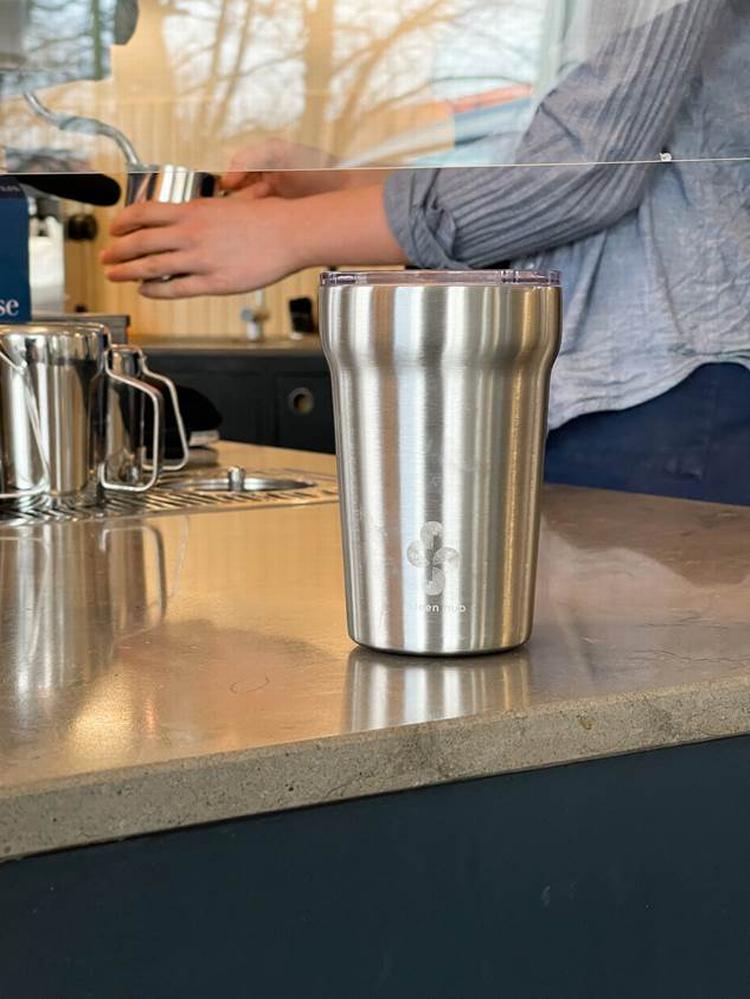 En række cafeer som f.eks. Coffee Collective i København gør det muligt for kunder at vælge genbrugelige kopper til to go-kaffen. Foto: Coffee Collective 