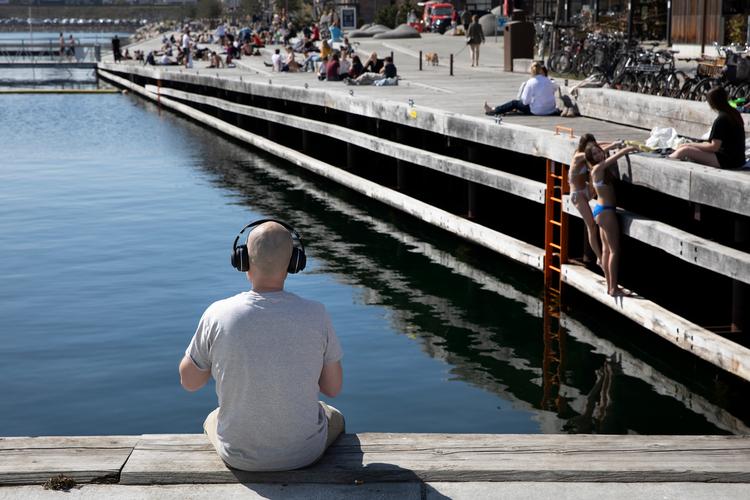 Her er der ingen umiddelbar fare på færde, men i trafikken skal man undgå at lukke sig inde bag høretelefoner. Arkivfoto Finn Frandsen