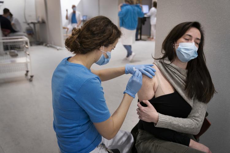 Danmark er godt i gang med at vaccinere de mest sårbare og ansatte i sundhedssektoren. En ny opfindelse kan øge antallet af vaccinationer. (arkivfoto) Foto: Mads Nissen/POLFOTO