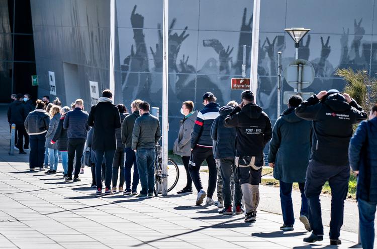 Der var lang kø ved Gigantium i Aalborg Øst i dag, hvor Falck tilbyder såkaldte lyntest.  Foto: Henning Bagger/Ritzau Scanpix