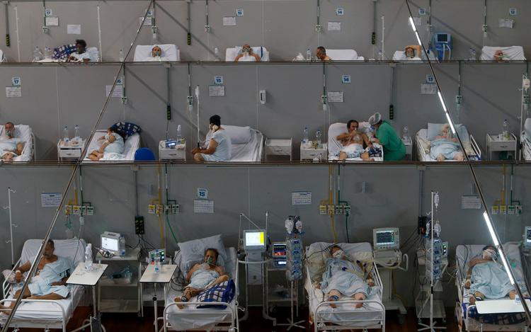 Et midlertidigt hospital er sat op i en sportshal i Santo Andre nær São Paulo, for at sundhedssystemet kan følge med. Foto: Miguel Schincariol/Ritzau Scanpix