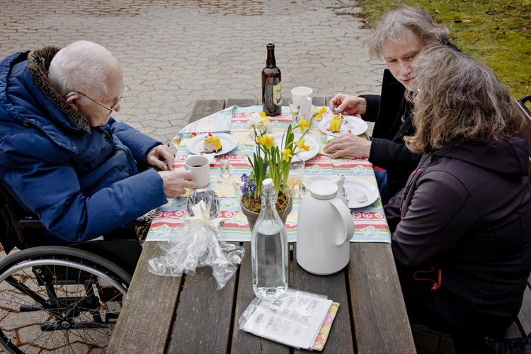 Påsken bød ikke på en stor stigning i danskernes sociale aktivitet, lyder konklusionen i den seneste rapport fra Hope-projektet. På plejehjemmet Aftensol i København fik en beboer endelig besøg af sin familie til en udendørs påskefrokost.  Arkivfoto Valdemar Ren
