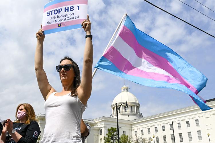 I alt er der i USA lige nu 93 lovforslag, der vedrører transpersoner, under behandling rundtomkring i de 50 stater. Her ses en demonstration mod et antitrans-lovforslag i Alabama. Foto: Julie Bennett/Ritzau Scanpix