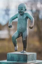 Nogen har forsøgt at save anklen over på den lille berømte skulptur 'Sinnataggen' i Oslo.   Foto: Stian Lysberg Solum/Ritzau Scanpix