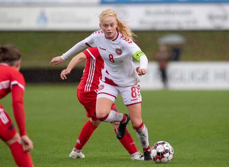 Kathrine Møller Kühl - her i aktion som anfører for U17-landsholdet mod Rusland i 2019 - er et af Danmarks største fodboldtalenter og kan få debut for A-landsholdet i en alder af 17 år.  Foto: Anders Kjærbye/fodboldbilleder.dk 