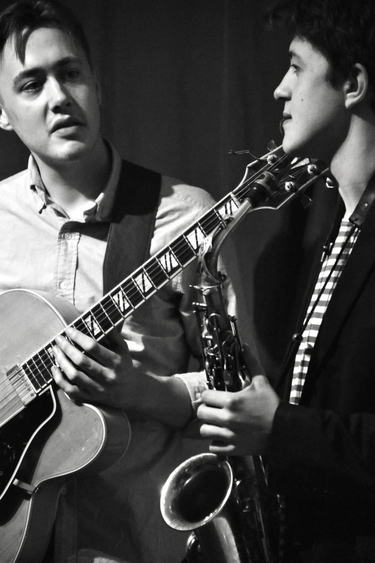 Ikke så meget pjat. Sax og guitar. Men på et højt niveau af musikalsk modenhed.  Foto: Gorm Valentin