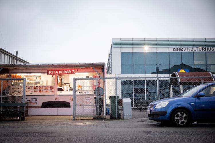 Der er blevet testet massivt i Ishøj Kommune for at inddæmme smitten. Her testcenter ved kulturhuset. Foto: Marius Renner/POLFOTO
