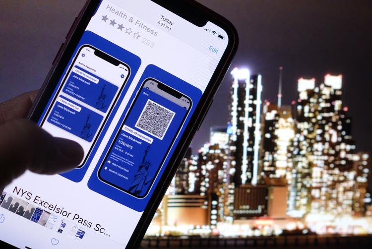 Billedet viser en person, der kigger på appen 'Excelsior Pass' fra den amerikanske delstat New York.  Foto: Chris Delmas/Ritzau Scanpix