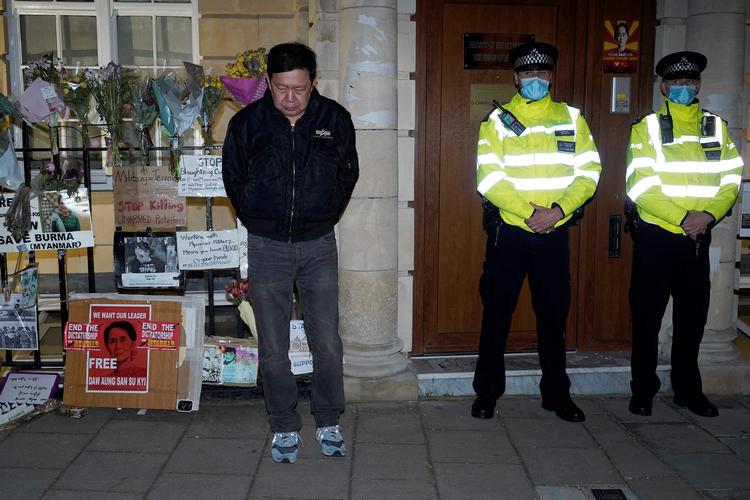 Myanmars ambassadør i Storbritannien, Kyaw Zwar Minn, er blevet låst ude af ambassaden i London. Årsagen er angiveligt, at han har udtalt sig kritisk om militærstyret i hjemlandet. Foto: Niklas Halle'n/Ritzau Scanpix