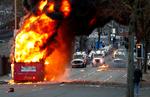 Probritiske unge satte ild til en bus på Shankill Road i Belfast onsdag aften. Foto: Jason Cairnduff/Ritzau Scanpix