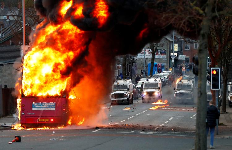 Probritiske unge satte ild til en bus på Shankill Road i Belfast onsdag aften. Foto: Jason Cairnduff/Ritzau Scanpix