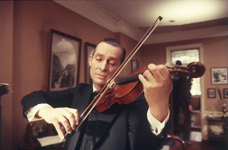 Good old Sherlock spiller på sin gode gamle violin, når der skal fintænkes i Baker Street.  