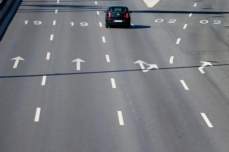 Bedre plads til bilerne er et af hovedelementerne i den nye investeringsplan for trafikken, regeringen har fremlagt i dag. Foto: Finn Frandsen/POLFOTO