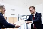 »Bagsidens læsere har ikke skuffet«, sagde transportministeren, da han fik overdraget læsernes mange forslag til navngivning af Ny Ellebjerg Station.  Foto: Nanna Navntoft
