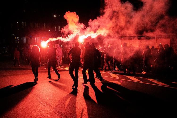 Der blev affyret romerlys og kanonslag mod politiet, da en demonstration mod regeringens coronarestriktioner gik over gevind 9. januar i København. Nu falder straffen til en række demonstranter. Arkivfoto.  Foto: Thomas Borberg/POLFOTO