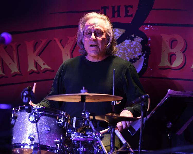     Her spiller Max Weinberg i Boca Raton i Florida med sit party band Max Weinberg's Jukebox. Foto: mpi04/mediapunch/Ritzau Scanpix