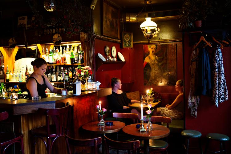 Jeg savner, at Cafe Intime lukker, og at nogen går videre på Psykopaten, og jeg siger, at jeg i hvert fald ikke vil med på Amigo Bar, men så er jeg der pludselig, fordi nogen gav en taxa, skriver skribenten. Foto: Jacob Ehrbahn/POLFOTO