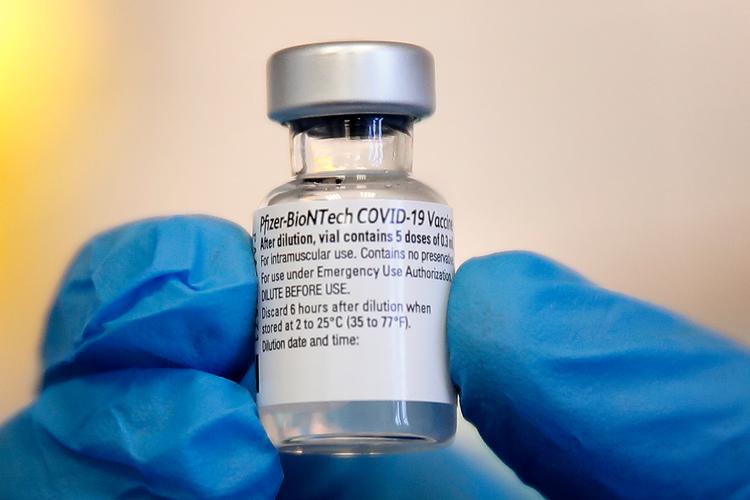 Phizer/BioNTech står der på den 'kvittering' min morfar har fået efter sine vaccineringerne Foto: Jens Dresling/POLFOTO