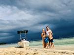 Familien Gerhard med forældrene Fie og Morten samt børnene Nora og Carl Emil lever et almindeligt med arbejde og skolegang på øgruppen Vanuatu i Stillehavet, men der er masser af tid til badeliv. Privatfoto 