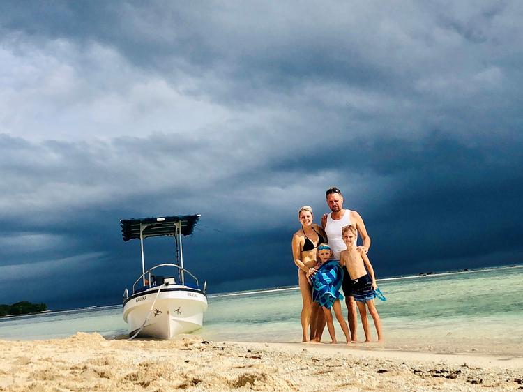 Familien Gerhard med forældrene Fie og Morten samt børnene Nora og Carl Emil lever et almindeligt med arbejde og skolegang på øgruppen Vanuatu i Stillehavet, men der er masser af tid til badeliv. Privatfoto 