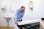 Praktiserende læge Urfan Ahmed mener, at langt de fleste af hans patienter kender til rådene om at forebygge smitte, men flere ting står i vejen for, at de efterlever dem. Foto: Finn Frandsen/POLFOTO