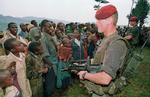 Billedet fra 30. april 1994 viser to franske soldater, som holder vagt udenfor en flygtningelejr for tutsier. Flere franske generaler kendte til planer om massakrer inden folkemordet begyndte, fastslår historikerrapporten.   Arkivfoto Pascal Guyot/Ritzau Scanpix