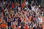 I Texas har delstatsregeringen lempet gevaldigt på coronarestriktionerne, så der nu er fuldt hus, når fx baseballholdene i staten som her Houston Astros spiller hjemmekampe i Major League Baseball. Lempelserne, som også går igen i andre stater, har ført en stigning i smittetallene med sig, og det bekymrer USA's sundhedsmyndigheder. Foto: Carmen Mandato/Ritzau Scanpix