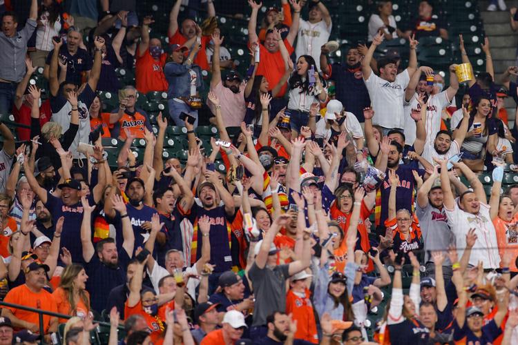 I Texas har delstatsregeringen lempet gevaldigt på coronarestriktionerne, så der nu er fuldt hus, når fx baseballholdene i staten som her Houston Astros spiller hjemmekampe i Major League Baseball. Lempelserne, som også går igen i andre stater, har ført en stigning i smittetallene med sig, og det bekymrer USA's sundhedsmyndigheder. Foto: Carmen Mandato/Ritzau Scanpix
