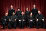 I øjeblikket er der ni højesteretsdommere i USA, men et udvalg skal nu undersøge, om antallet skal forøges. Siden dette billede blev taget i 2018, er afdøde Ruth Bader Ginsburg (nummer to fra højre på første række) blevet erstattet af Amy Coney Barrett. Foto: J. Scott Applewhite/Ritzau Scanpix