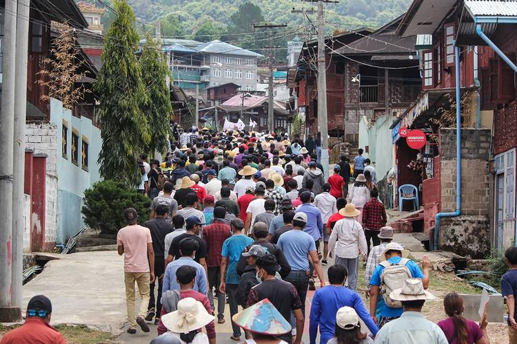 Også i Mogok nord for Mandalay var der fredag protester mod regimet i Myanmar. Foto: Handout/Ritzau Scanpix