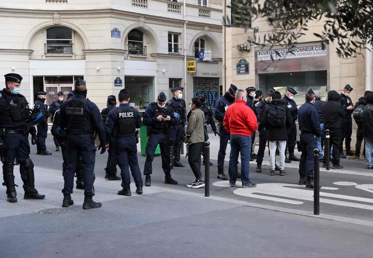     Politiet holdt forleden demonstranter væk fra Palais Vivienne, hvor de 'rige, privilegerede og angiveligt en minister har indtaget kostbare måltider i strid med loven. Tusindvis af indlæg på nettet kræver nu navnene på deltagerne, og præsident Emmanuel Macron er nervøs over endnu en bevægelse mod 'eliten'. Foto: Thomas Coex/Ritzau Scanpix