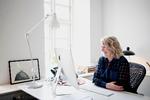Psykiateren Kirsten Ilkjær havde aldrig haft en digital konsultation før voronanedlukningen, men i dag holder hun 90 procent af alle konsultationer virtuelt, og vil blive ved med det efter krisen.  Foto: Valdemar Ren