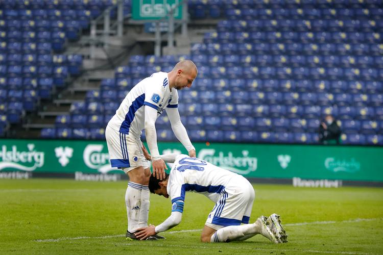 Anfører Carlos Zeca tilbad Kamil Wilczek, efter at den polske angriber havde scoret sit andet mål i FCK's sejr på 3-1 over ærkerivalen Brøndby. Foto: Jens Dresling/POLFOTO