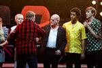 'X Factor'-deltageren Dan Laursen i skovmandsskjorten siger farvel til dommer Thomas Blachman efter semifinalen, som blev endestationen for Laursens deltagelse. Konkurrencen blev ugen efter vundet af 15-årige Solveig Mølle Lindelof, der giver en krammer til Dan Laursen på billedet.  Foto: Martin Sylvest/Ritzau Scanpix