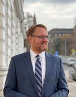 René Rosager Dinesen har siden 2018 været dansk topdiplomat i Østrig. Her er han fotograferet på gaden i Wien. Foto: Privatfoto